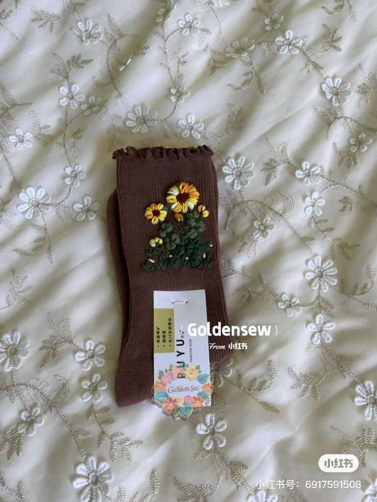 渐变色绣线刺绣袜子也很美哦