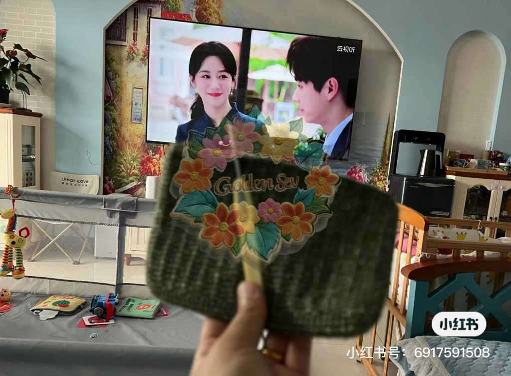 雨天卷缩在沙发上钩着毛线看电视剧，好惬意