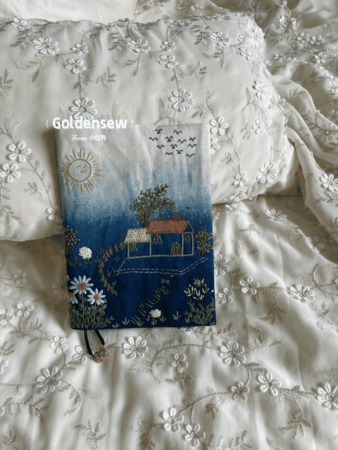 成品书衣来啰，一副粗糙的田园风景画。