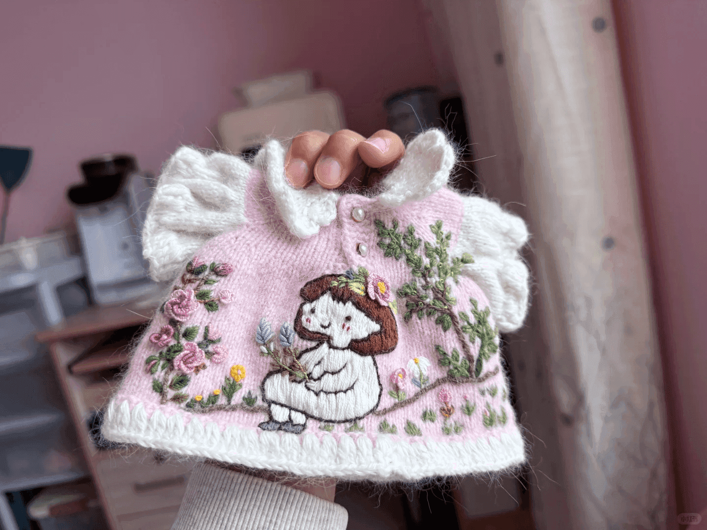 记录制作娃衣～首次绣人物 慢慢改进和提高。