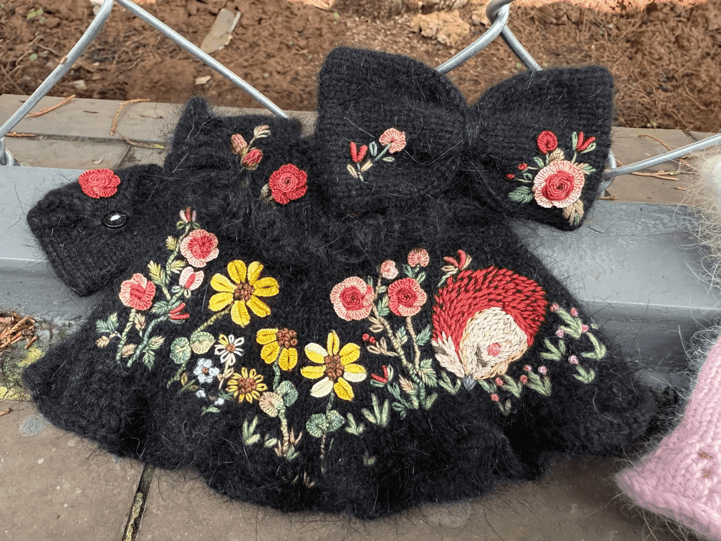 钩织小裙，刺绣花花，太美了～