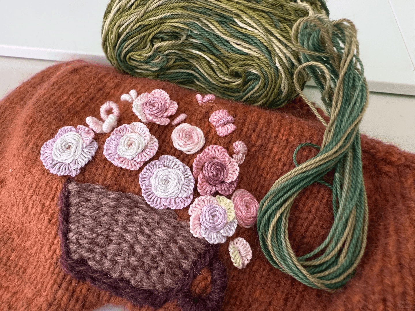 钩织小裙子，刺绣花花，太美了～